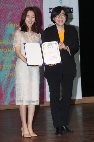 제2대 '페미니스타'로 위촉된 배우 한예리(왼쪽)와 김선아 집행위원장이 2일 오전 서울 마포구 한국방송예술교육진흥원에서 열린 제19회 서울국제영화제 기자회견에 참석해 위촉장을 들고 있다. <연합뉴스>